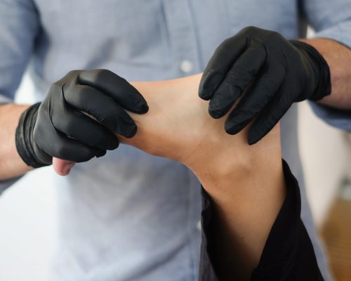 non-operative Lasertherapie kann zur Linderung von Entzündungen, Schmerzen und gelenkverschleißbedingten Beschwerden eingesetzt werden. Über die gezielte Anwendung von Wärme, Ultraschall, Kälte oder mechanischer Reibung berät Sie Dr. Kuhlee.